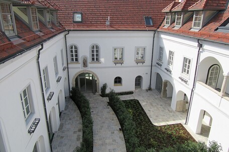 Benehof_Altbau_hof.jpg